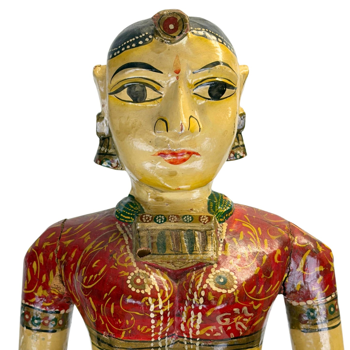Indische Holzstatue auf achteckigem Sockel mit traditionellen Zapfenverbindungen und sichtbaren Gebrauchsspuren.