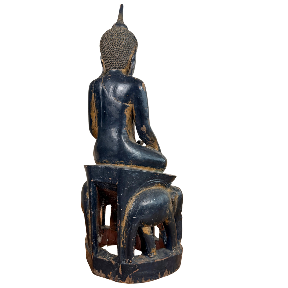 Schräge Rückansicht des Buddha auf dem Elefantenthron