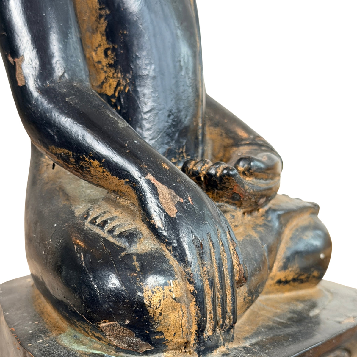 Rechter Arm und Hand in Bhumisparsha von der Seite, Detail