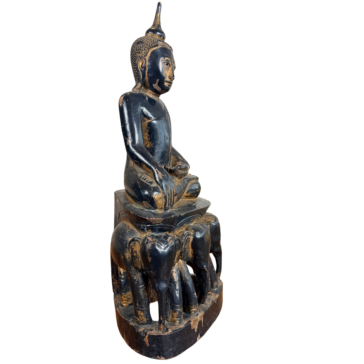 Dreiviertelansicht von vorn des Buddha auf dem Elefantenthron
