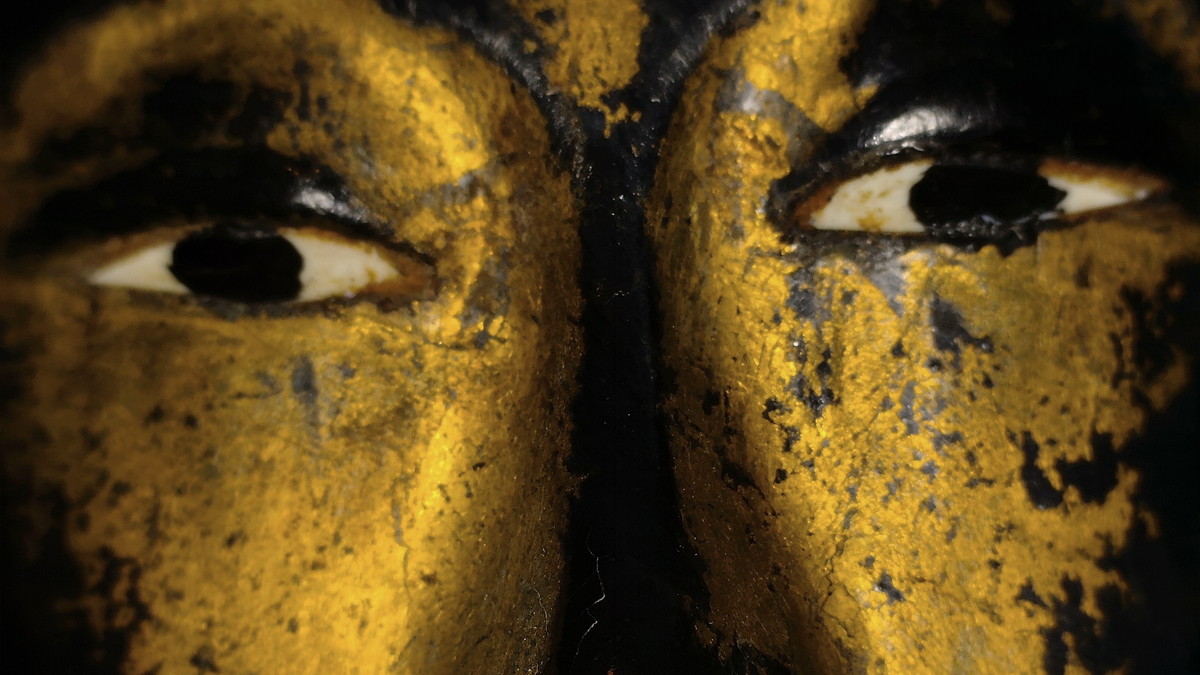 Eingelegte Augen mit Blattgold und schwarzem Lack, Nahaufnahme