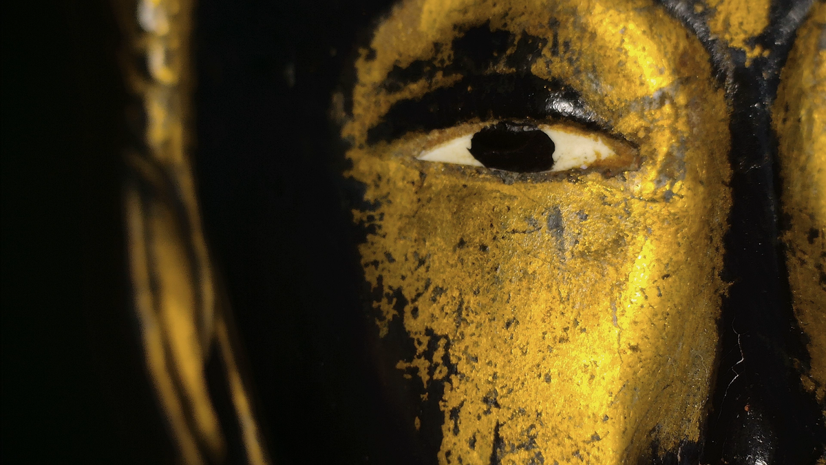 Eingelegtes Auge mit Blattgold auf Wange und Braue, schwarzer Lack, Detail