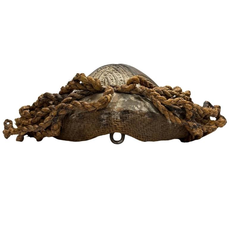 Afrikanische Holzmaske mit verwitterter weißer Kaolinschicht, dunklem Kopfschmuck und sichtbaren Gebrauchsspuren