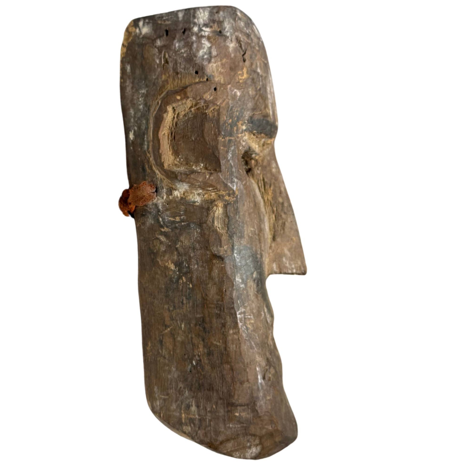 Schamanenmaske aus Holz mit eingravierten Rautenmustern, authentische Himalaya-Maske in ursprünglicher, handgeschnitzter Form