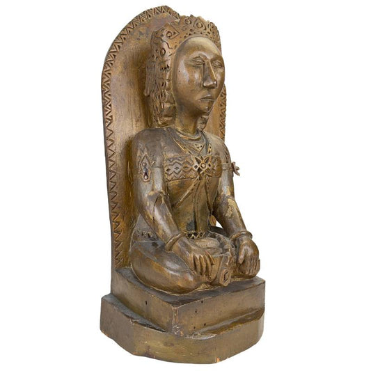Handgeschnitzte Sri Devi-Statue aus Holz mit sichtbaren Goldspuren.