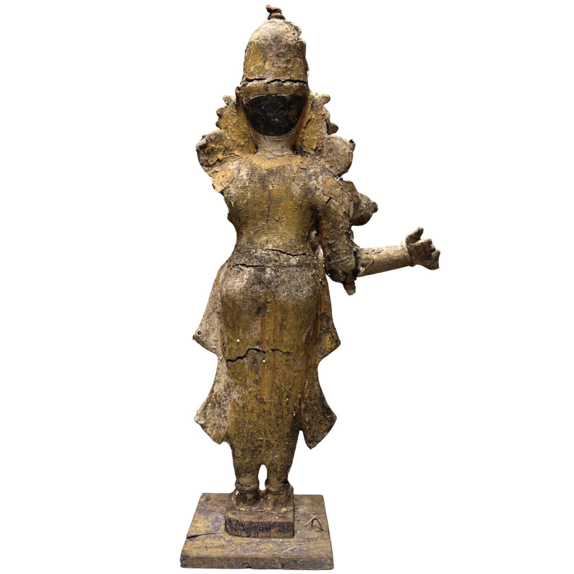 Holzstatue von Venugopala mit Resten von Polychromie, Vergoldung und alten Lackschichten.