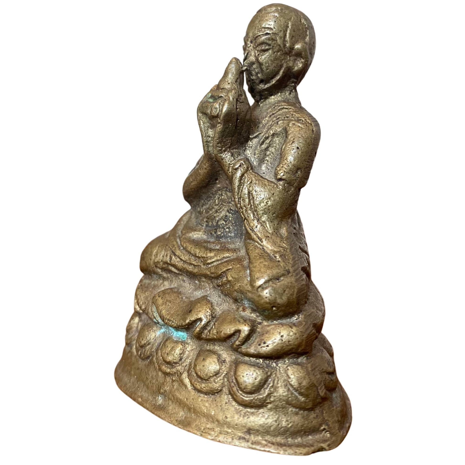 Detail der seltenen Handgeste, die das Rezitieren von Mantras oder die Atemkontrolle (Pranayama) symbolisiert.