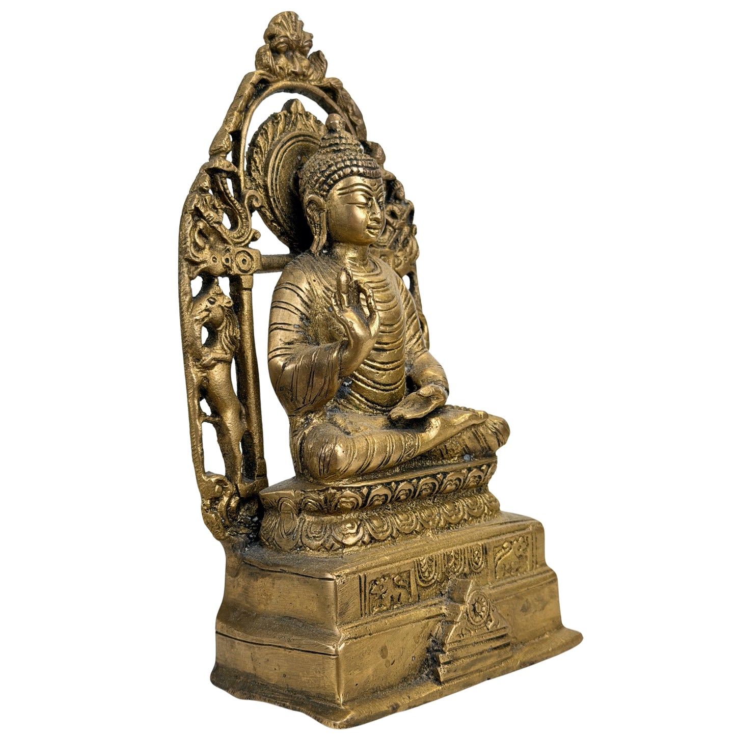 Dreiviertelansicht der indischen Buddhafigur mit reich durchbrochenem Torbogen