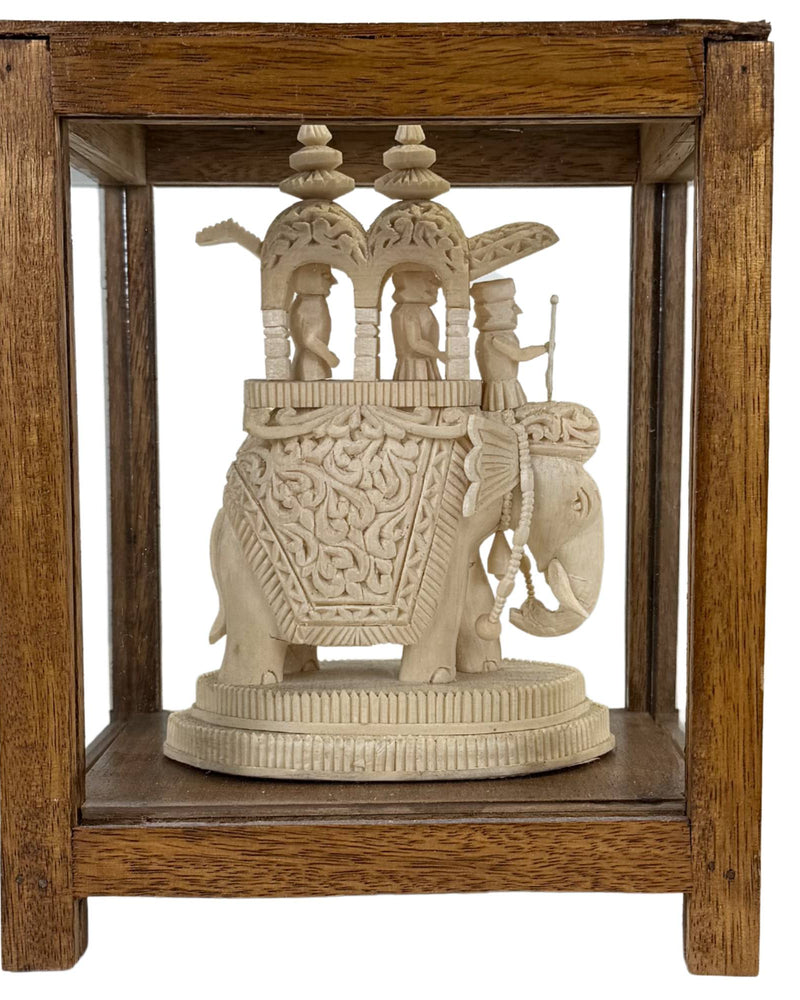 Indische Sholapith Elefantenfigur in Vitrine – Westbengalische Volkskunst – 23,5 cm
