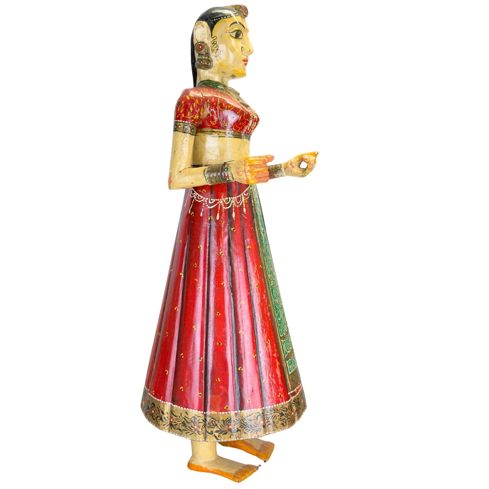 Indische Holzstatue einer Frau aus Rajasthan mit großen mandelförmigen Augen und farbenfroher Polychrommalerei