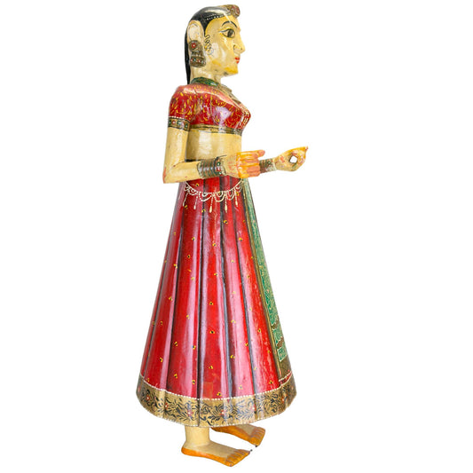 Indische Holzstatue einer Frau aus Rajasthan mit großen mandelförmigen Augen und farbenfroher Polychrommalerei