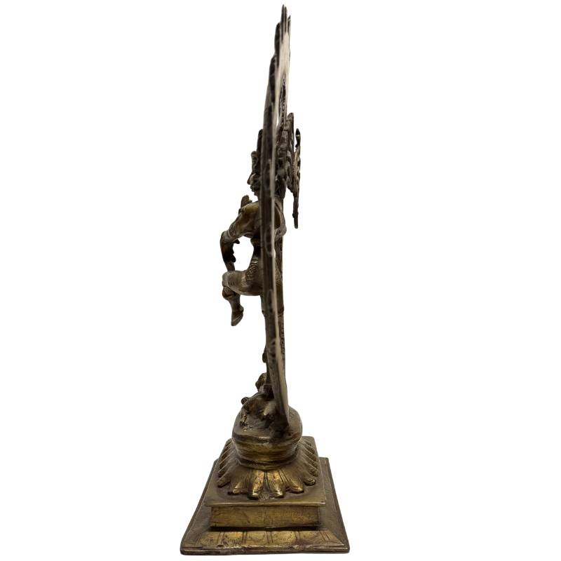 Bronze-Nataraja in Tanzpose, Ausführung im Stil eines indischen Tempels