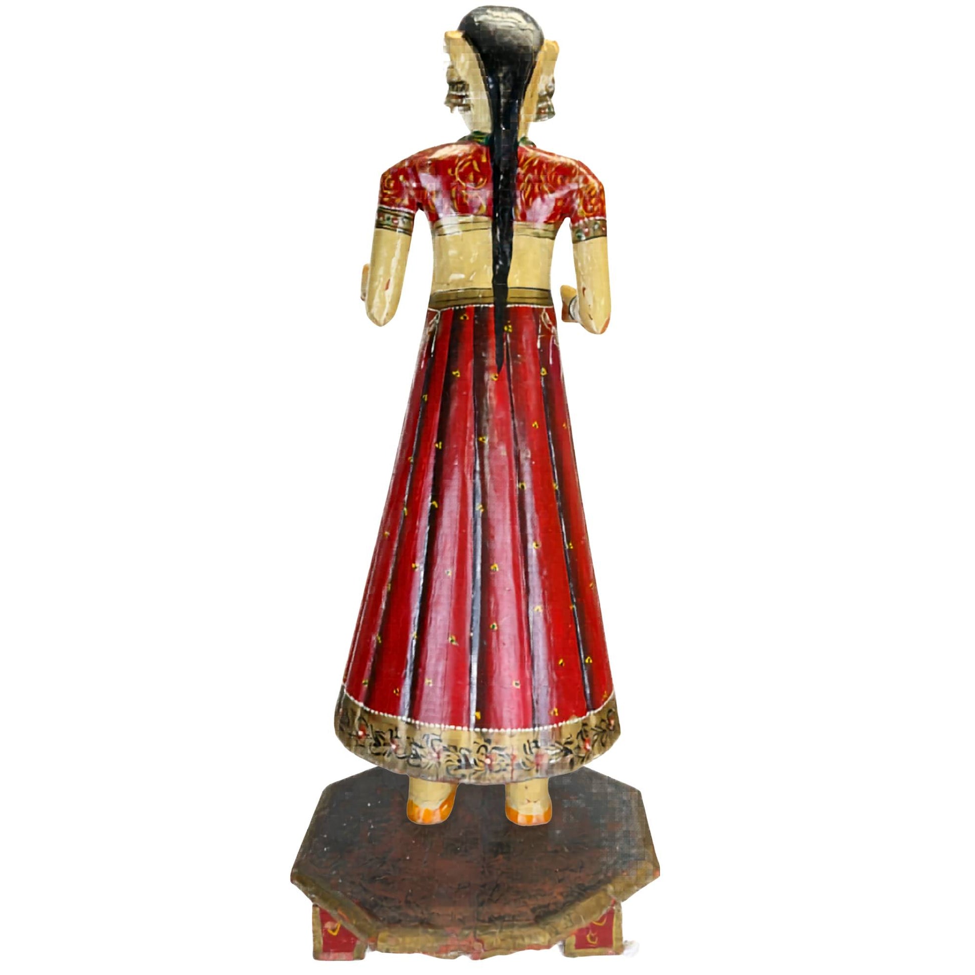 Indische Braut als Holzstatue mit bemaltem Schmuck, Armbändern und traditionellem Braut-Look