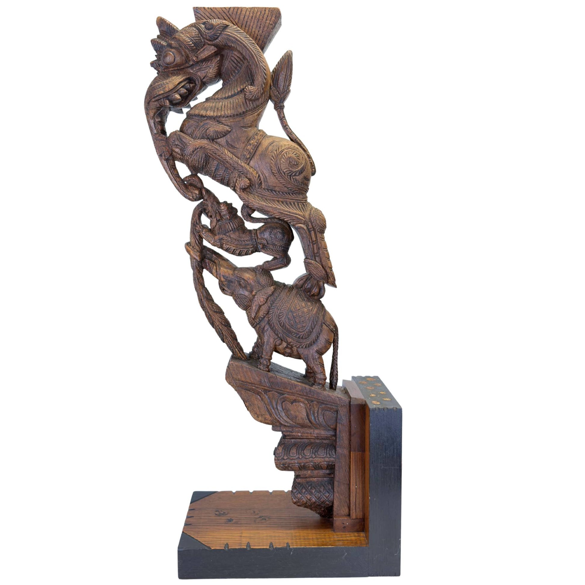 Indische Tempelkonsole mit mythologischen Figuren und Elefant