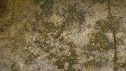 Mikroskopdetail der geschichteten Patina auf einer indo‑persischen Huqqa aus dem 18. Jahrhundert