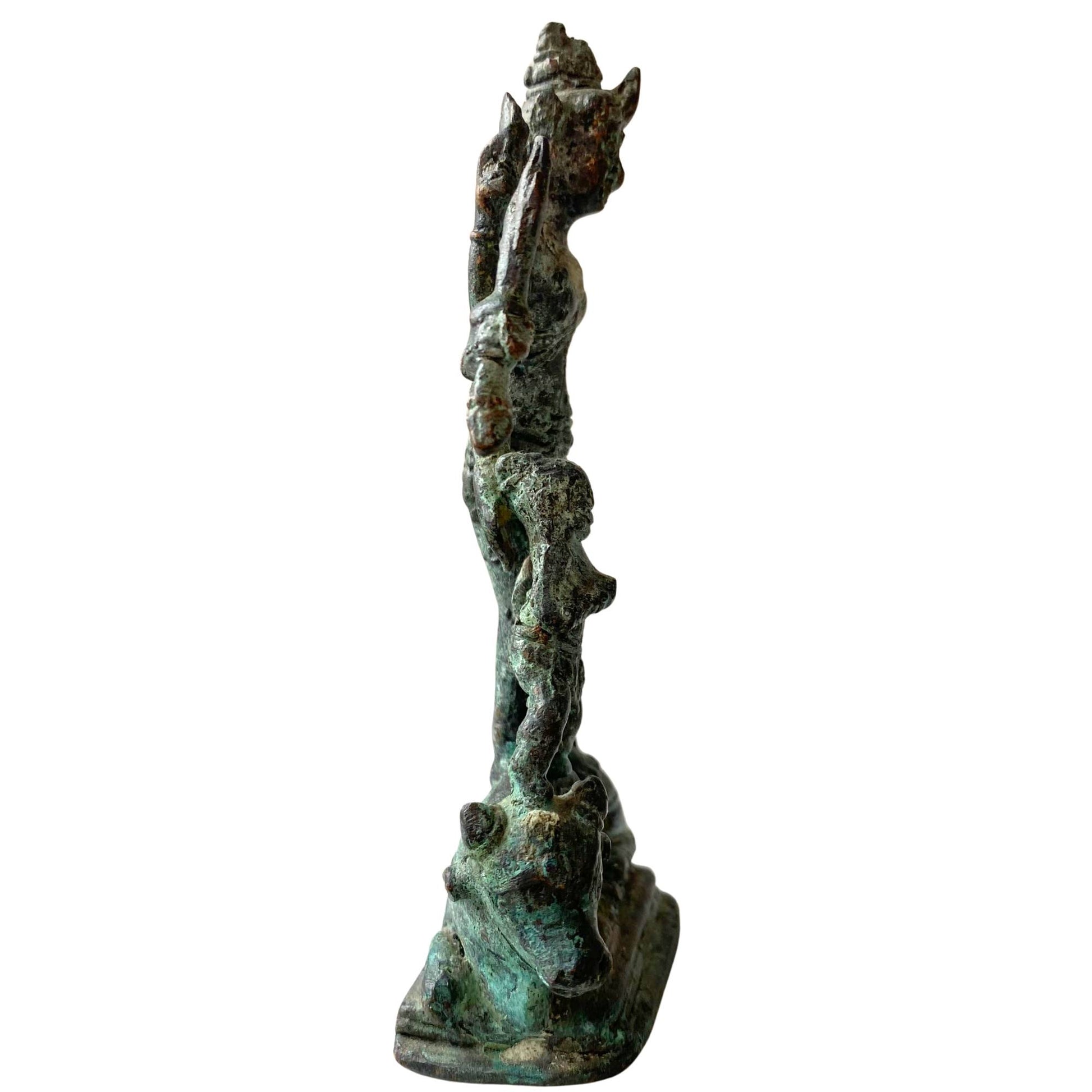 Seitenansicht der bronzenen Durga-Statue mit Fokus auf die natürlichen Mineralvorkommen.