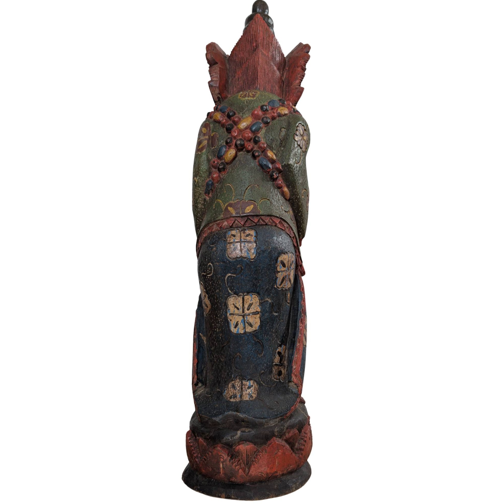 Die Tempelwächterstatue wird als dekoratives Element in einem luxuriösen Interieur präsentiert.