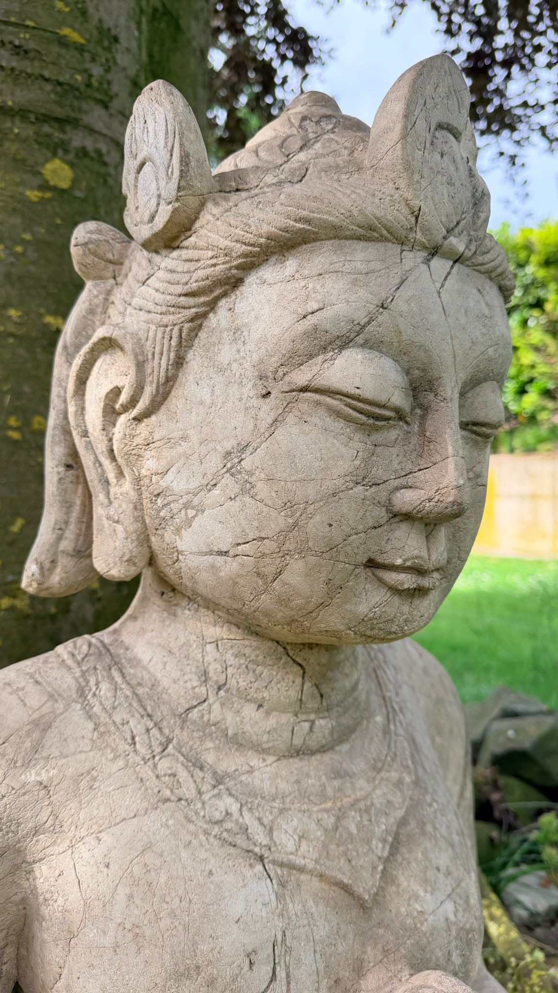Indonesische Tempelfigur mit traditioneller Krone und kunstvollen Details