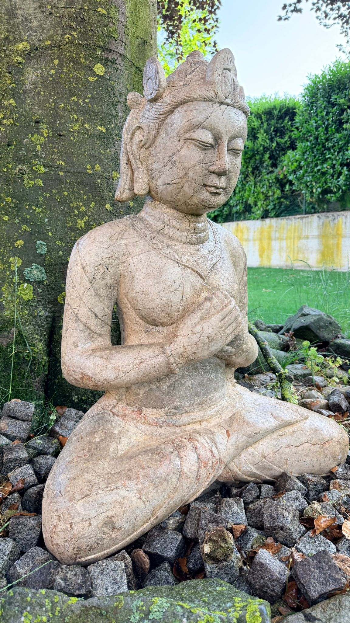 Indonesische Tempelkunst, dargestellt in einer monumentalen Steinfigur