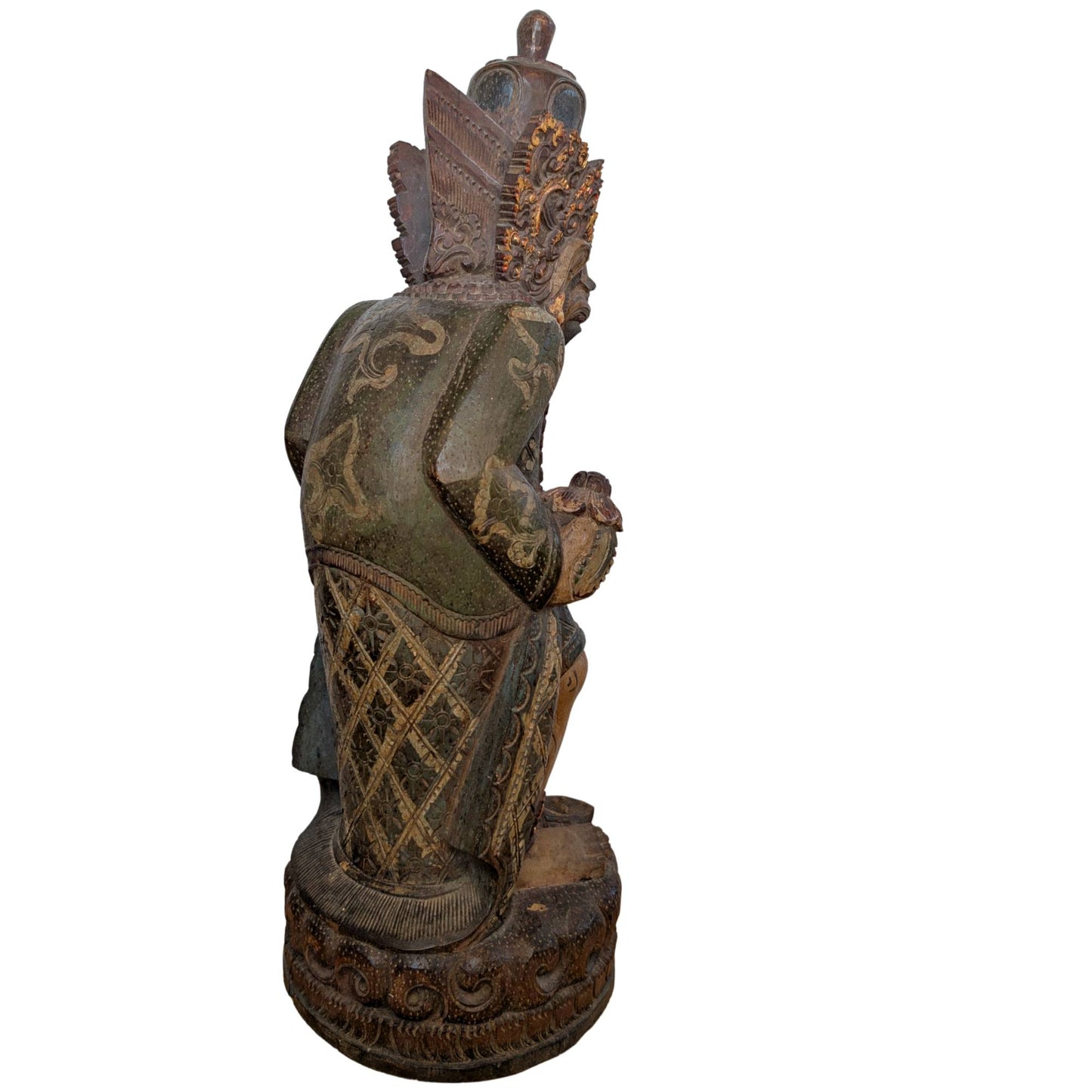 Detail der Hände des Rishi, die rituelle Opfergaben oder heilige Gegenstände halten.