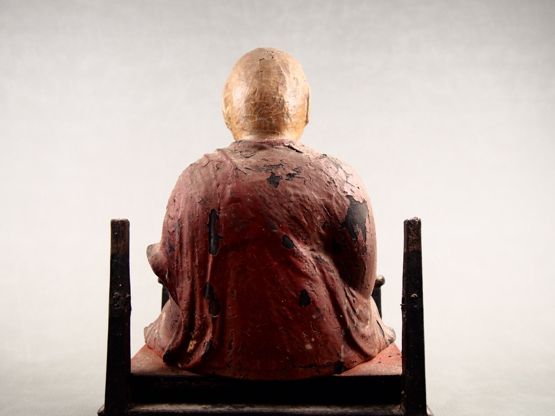 Japanischer Hausaltar mit hölzerner Mönchsstatue