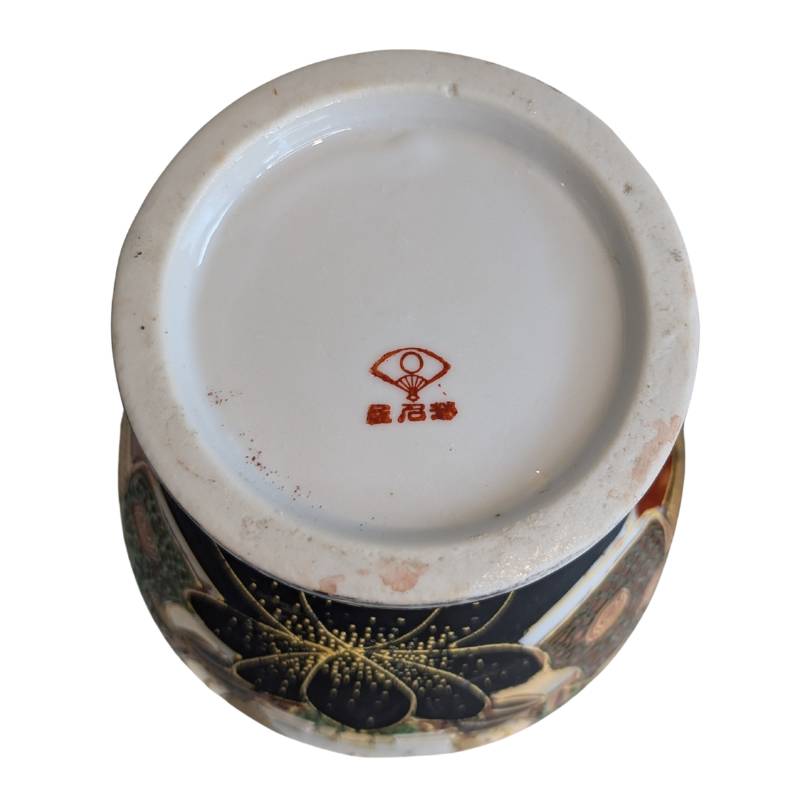 Japanisches Satsuma-Keramikset mit Moriage-Relief und handbemalten historischen Figuren