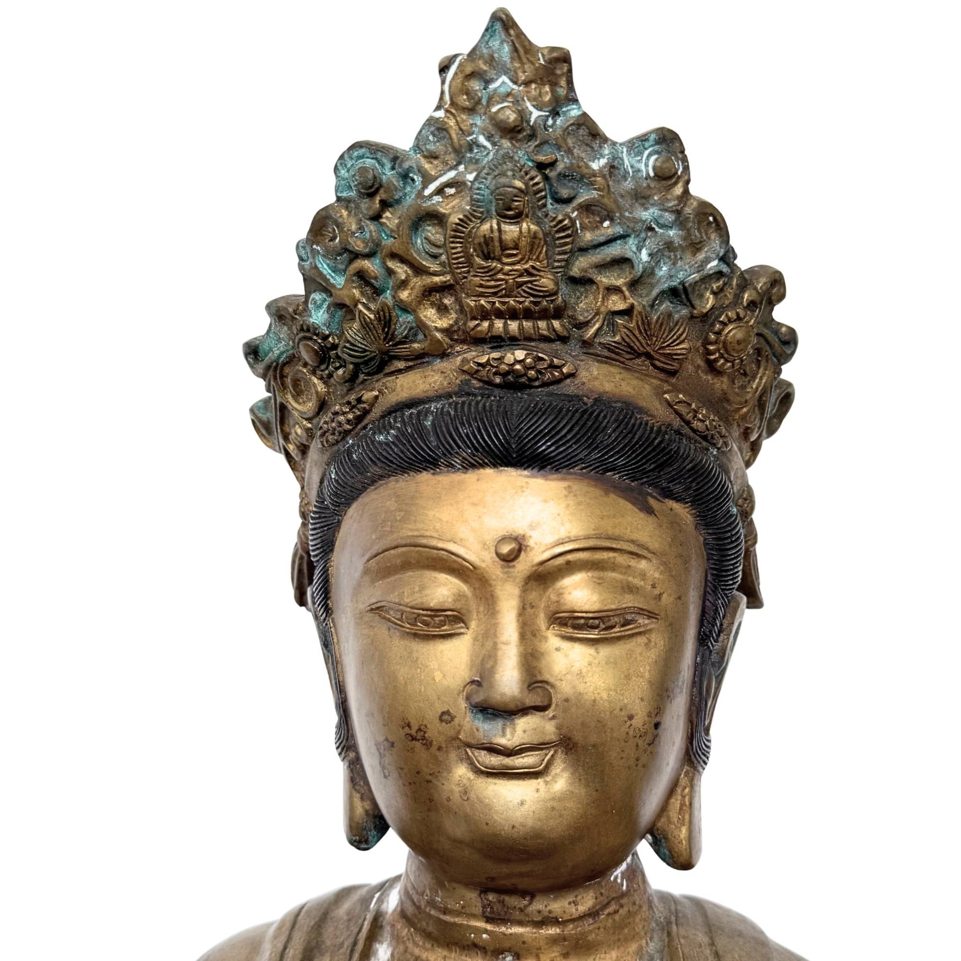 Detailansicht des mehrschichtigen sechseckigen Sockels und des doppelten Lotusthrons der japanischen Sho-Kannon-Bronze aus der frühen Edo-Zeit, ein Zeugnis der Butsuzo-Handwerkskunst.