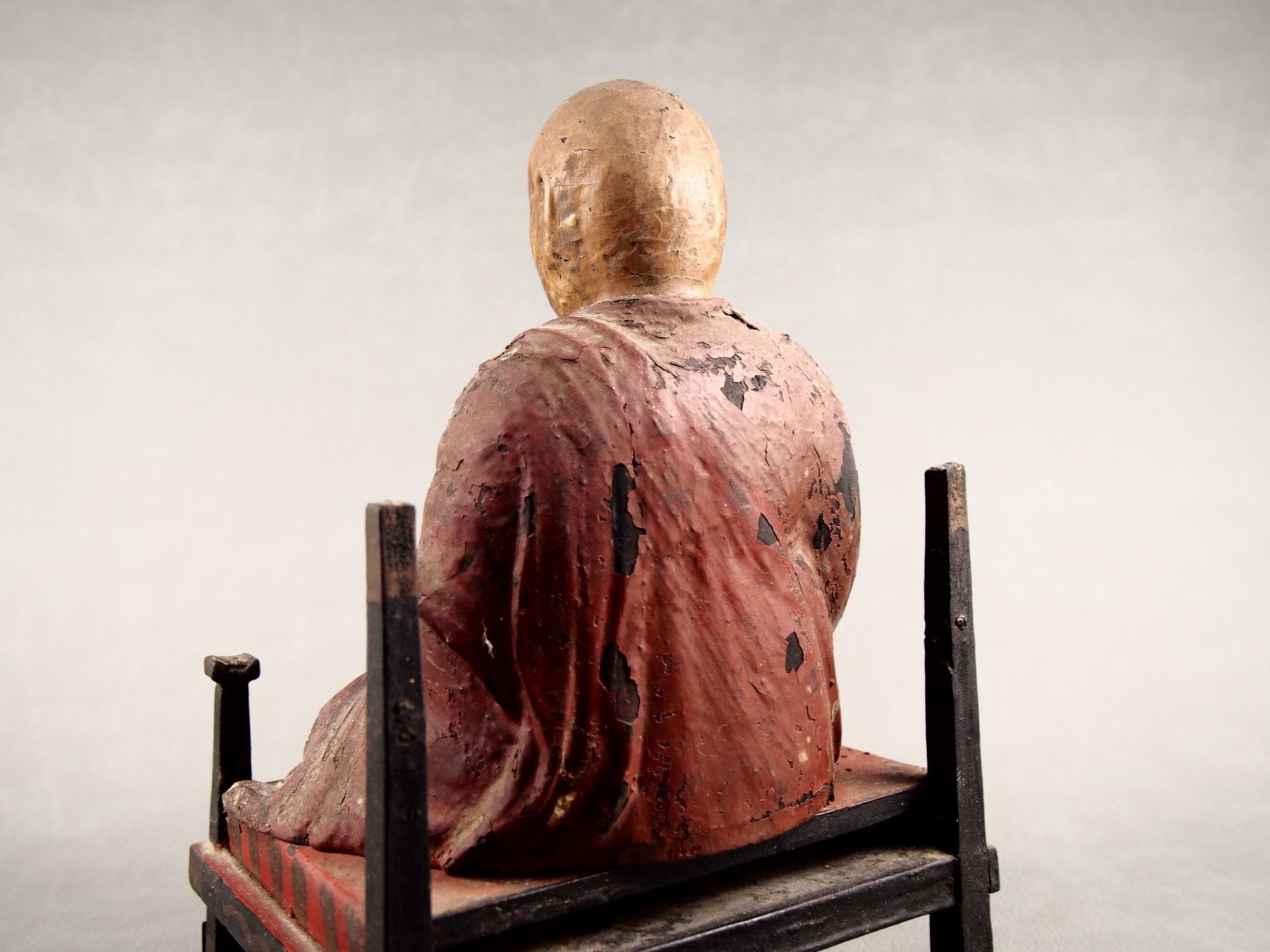Hölzerne Tempelstatue eines buddhistischen Mönchs