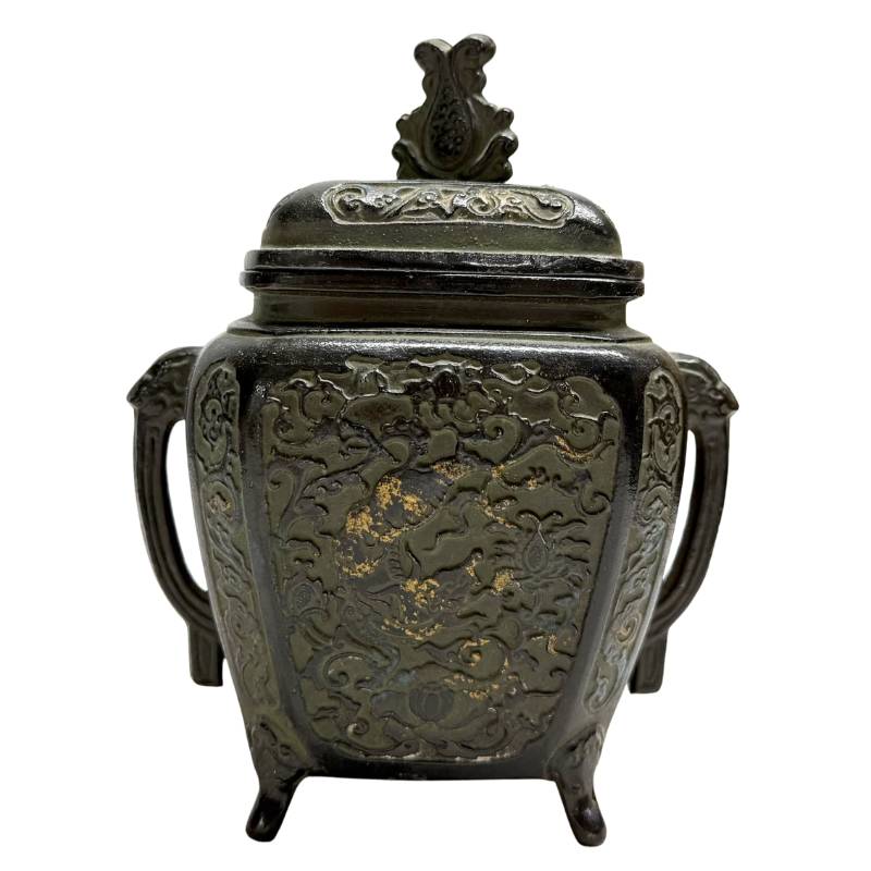 Die vollständige Rückansicht des Koro-Räuchergefäßes aus der Meiji-Zeit mit dem durchbrochenen Deckel und der zentralen Lotusknospe als Griff.