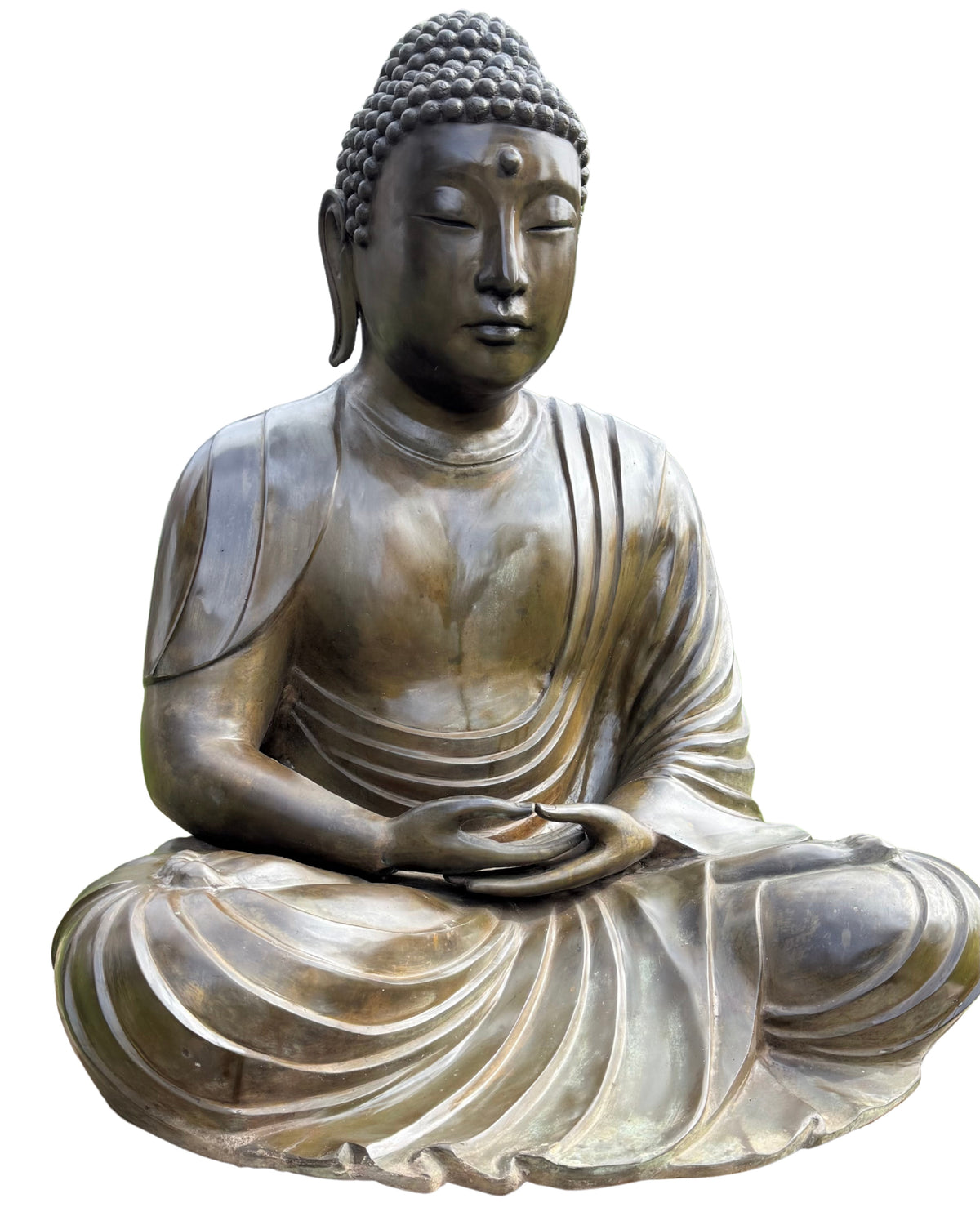 Sitzender japanischer Buddha mit ruhiger Meditationshaltung und gefalteter Gewand