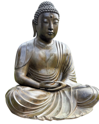 Sitzender japanischer Buddha mit ruhiger Meditationshaltung und gefalteter Gewand