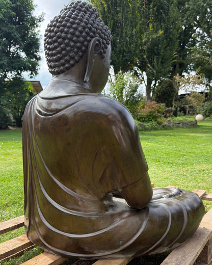 Tief modellierte Gewandfalten auf einer großen japanischen bronzenen Buddha-Statue