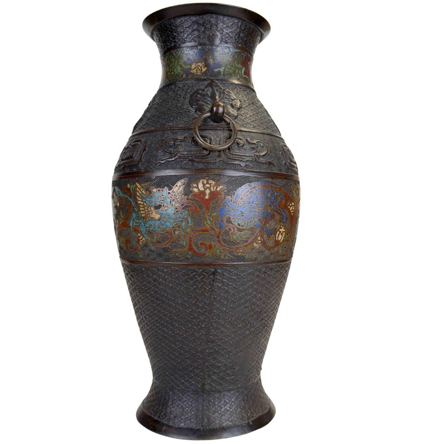 Japanische Champlevé-Vase aus Bronze mit Ringhenkel, archaischen Motiven und farbenfroher Emaille-Verzierung am Korpus