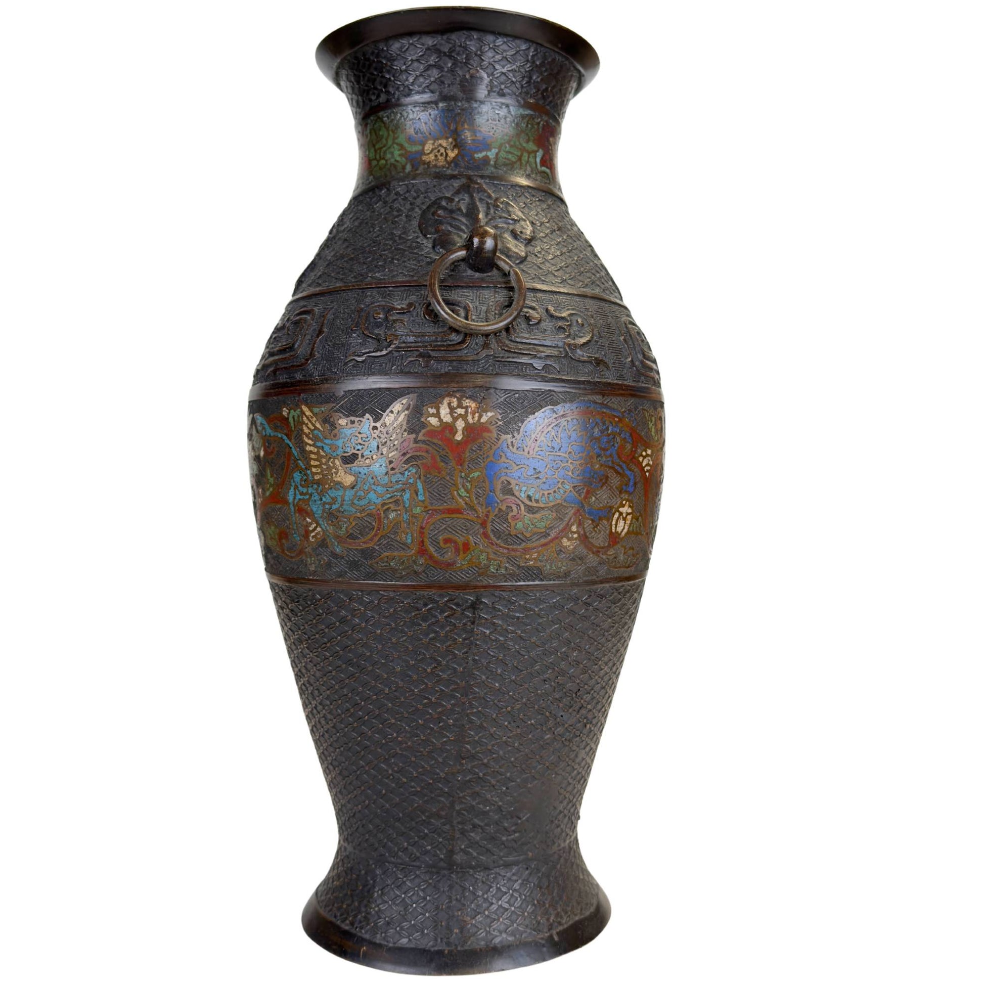 Japanische Champlevé-Vase aus Bronze mit Ringhenkel, archaischen Motiven und farbenfroher Emaille-Verzierung am Korpus