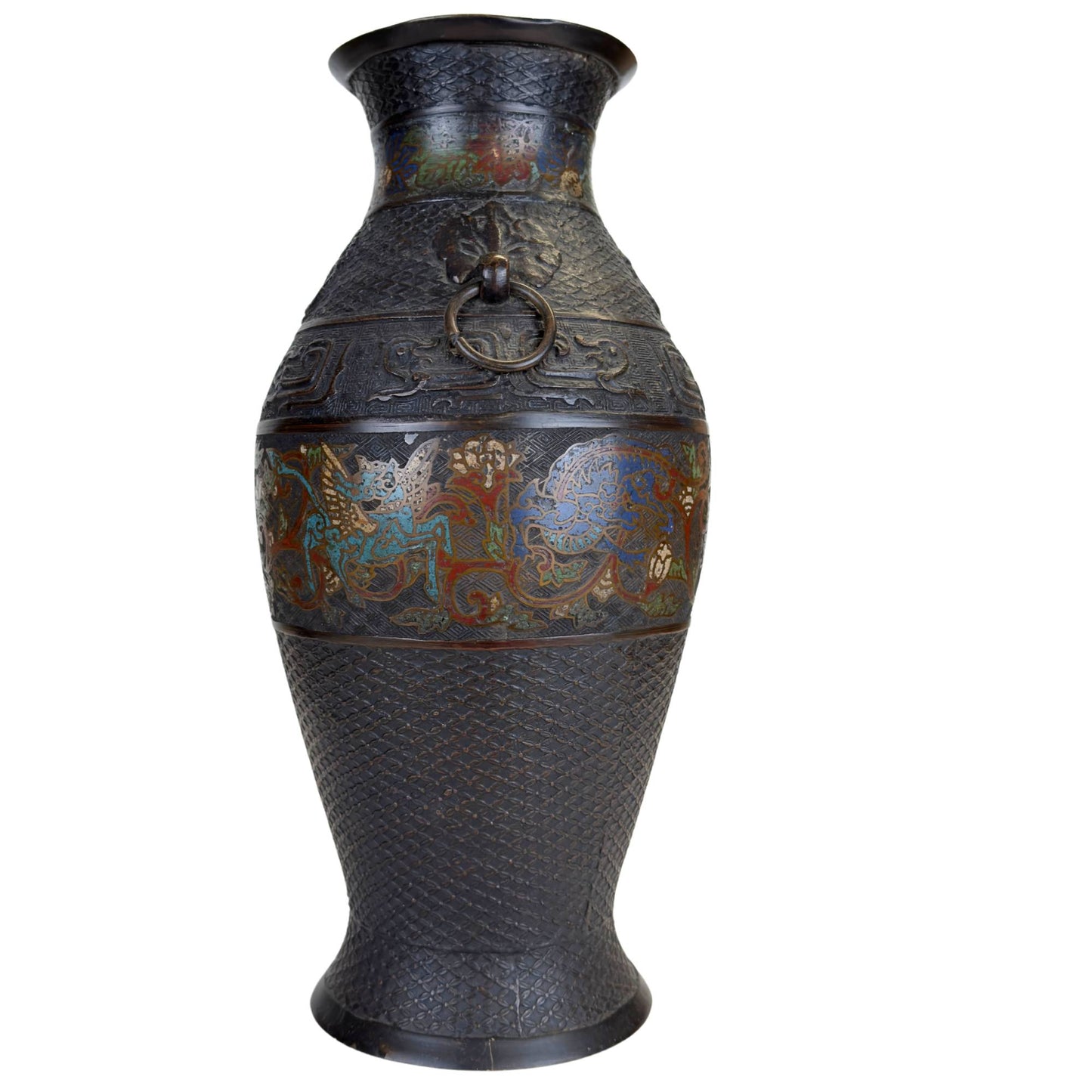 Detail einer japanischen Champlevé-Vase mit blauem Fabelwesen, floraler Emaille-Verzierung und feinem geometrischen Muster in Bronze