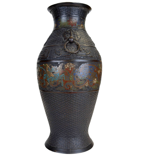 Detail einer japanischen Champlevé-Vase mit blauem Fabelwesen, floraler Emaille-Verzierung und feinem geometrischen Muster in Bronze