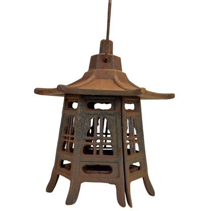 Japanische Tōrō-Laterne aus Gusseisen mit Scharniertür an der Lichtkammer