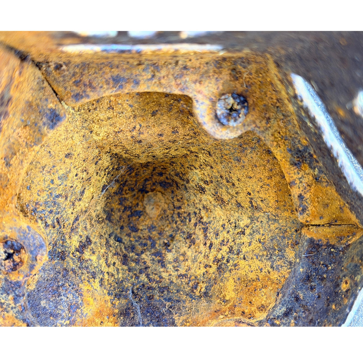 Oberseite der japanischen Tōrō-Laterne aus Gusseisen mit Metallbügel zum Aufhängen