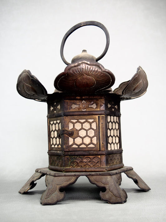 Authentische japanische Bronzearbeit, 150 Jahre alte sechseckige Hängelaterne mit Patina