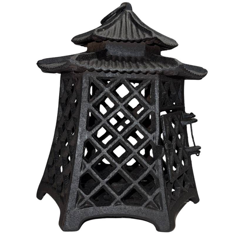 Stimmungsvolle japanische Pagodenlaterne mit brennendem Kerzenlicht für den Garten