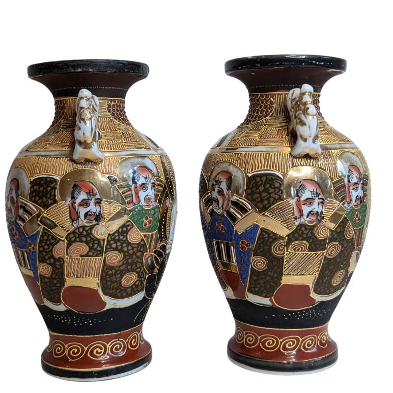 Japanische Vase im Satsuma-Stil mit handbemalten Figuren und Goldakzenten in Moriage-Technik