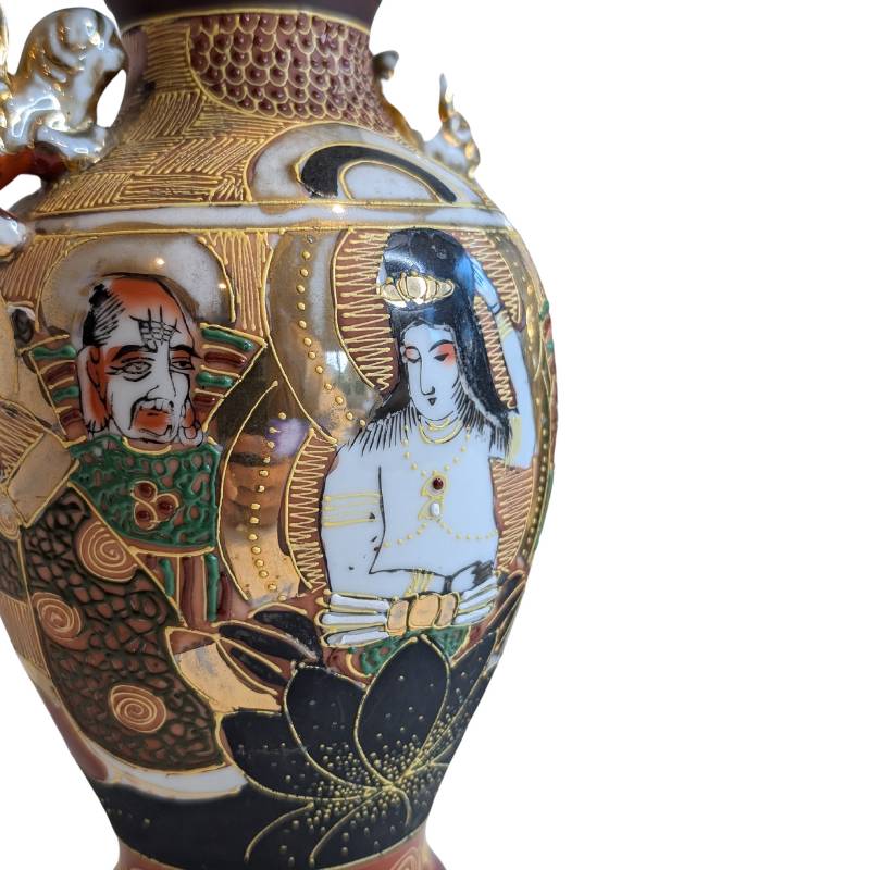 Japanische Satsuma-Vase mit plastisch geformten Henkeln und figürlicher Verzierung