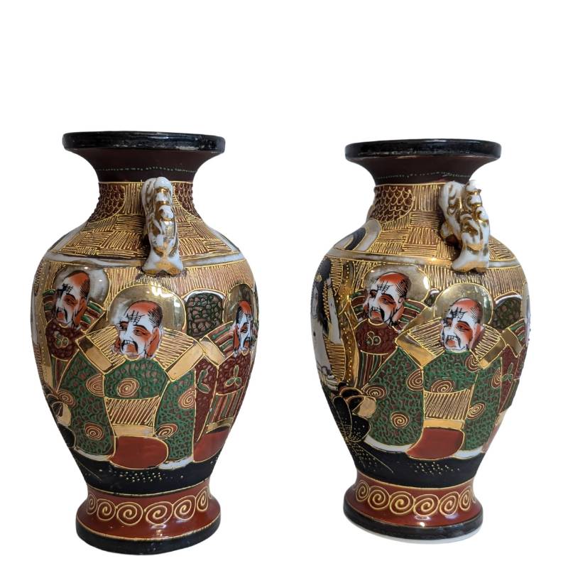 Japanische Satsuma-Vase mit erhabenem Moriage-Relief und handbemalter Glasur