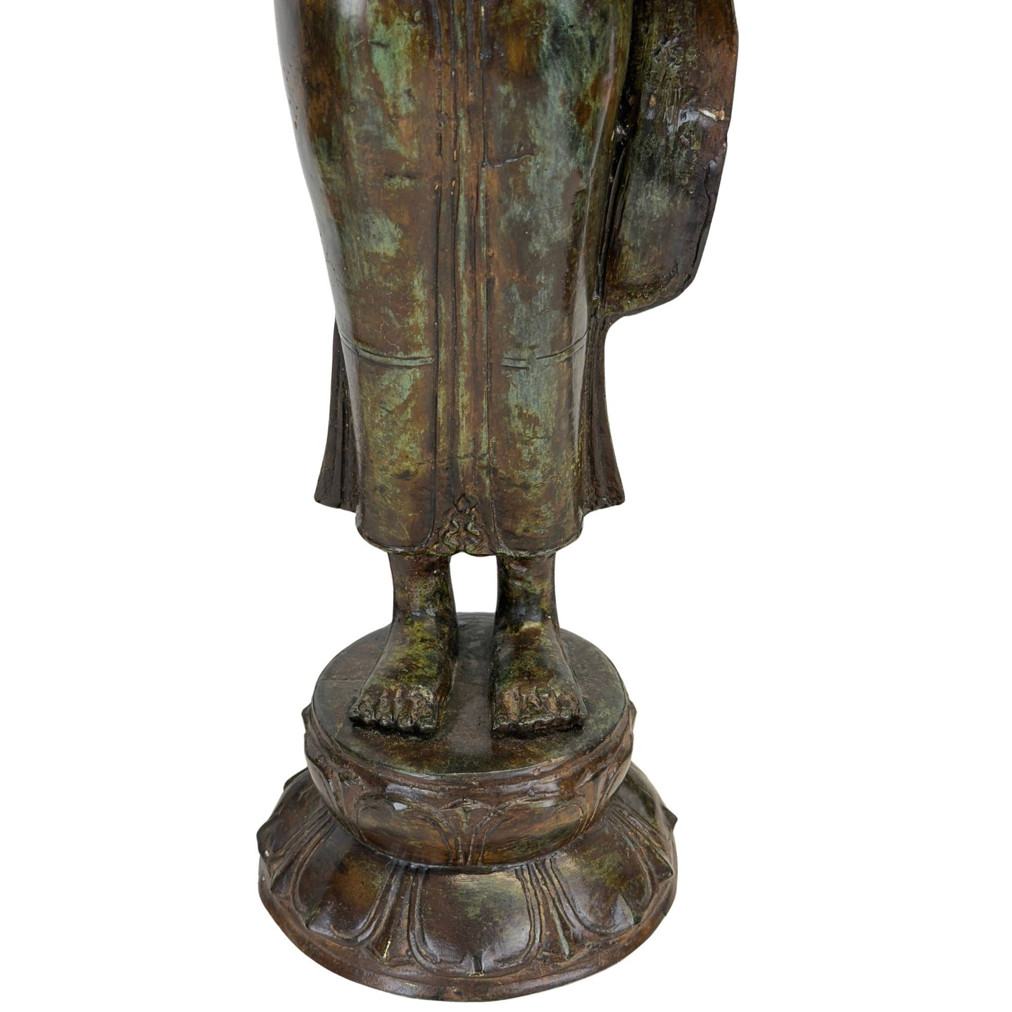 Nahaufnahme der Füße Buddhas, die auf der Basis des Doppellotus-Padmasana ruhen.