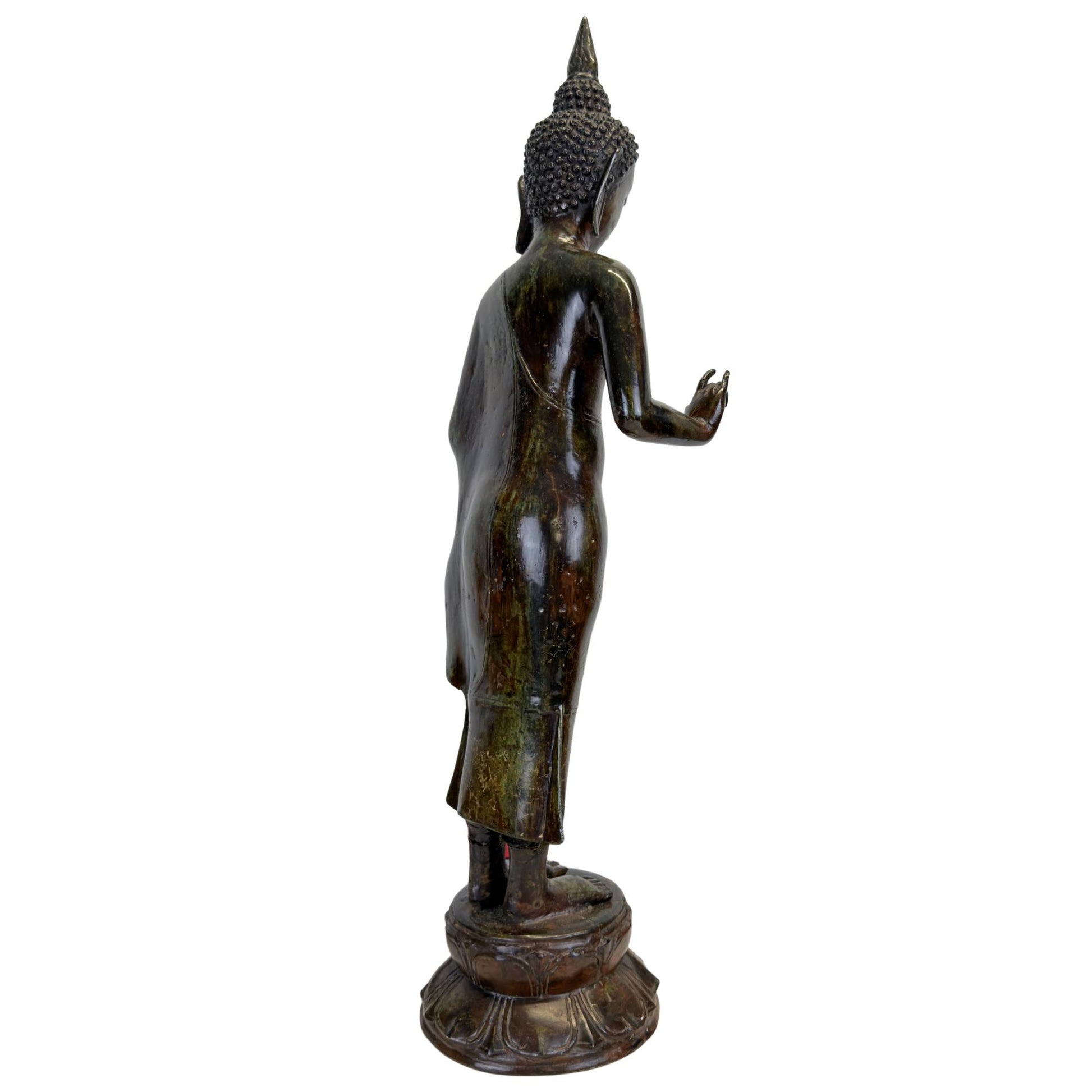 Rückansicht des Buddha, mit Fokus auf die Textur der antiken Bronzelegierung.