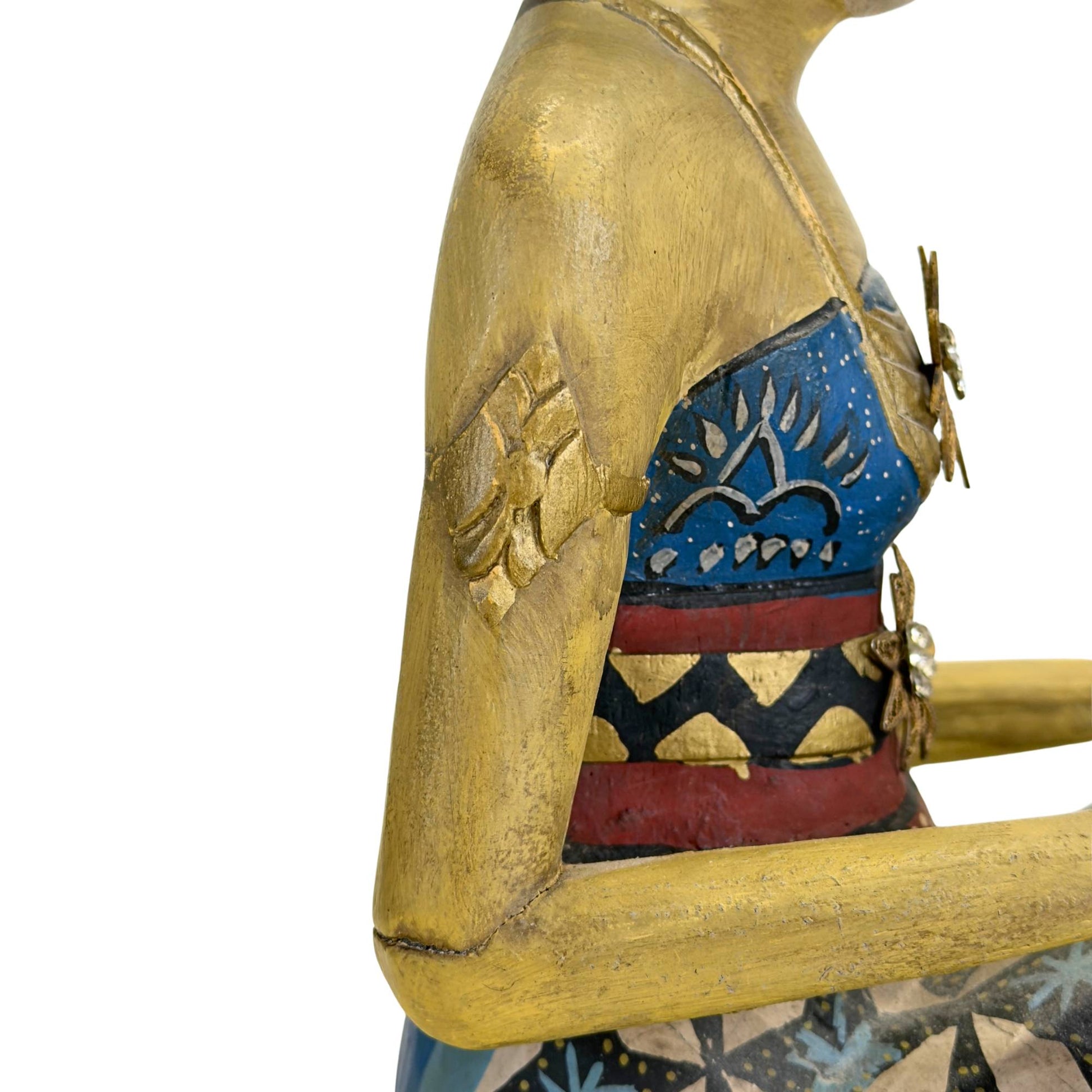 Antike polychrome Oberfläche an javanischen hölzernen Hochzeitsstatuen.