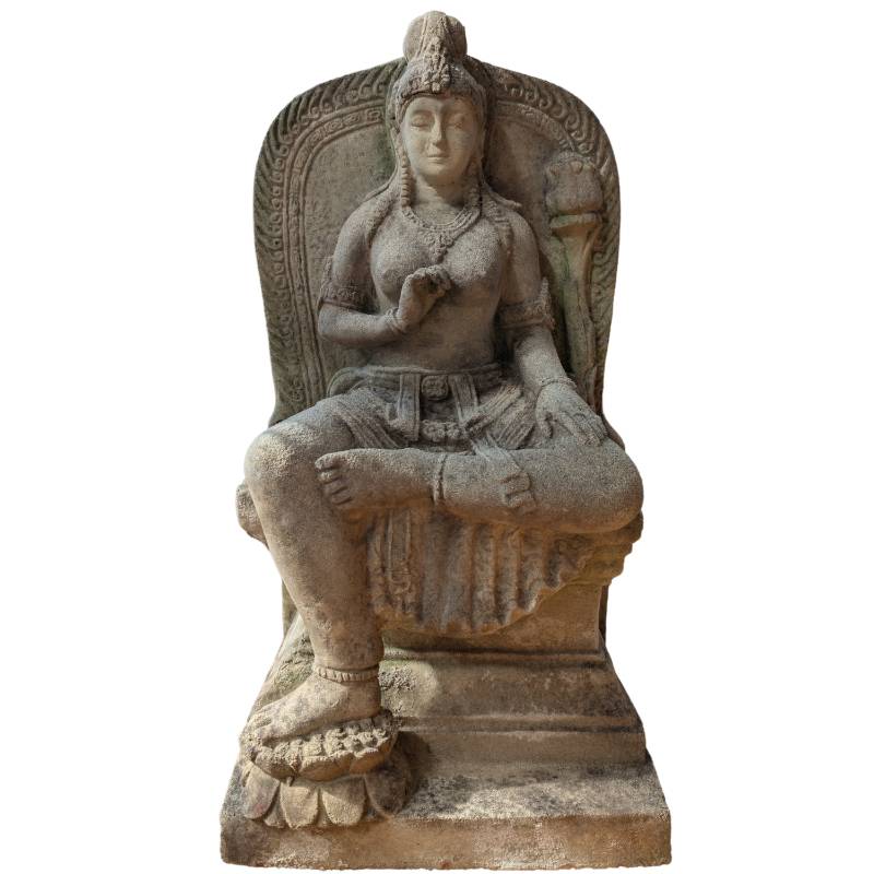 Handgeschnitzte javanische Sandsteinstatue der Göttin Tara im Majapahit-Stil