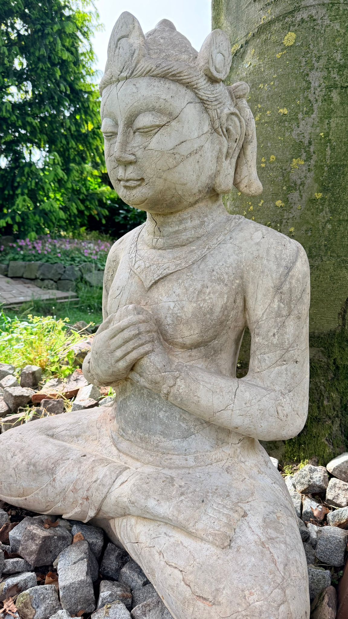 Javanische Tempelfigur aus massivem Naturstein mit authentischem Aussehen