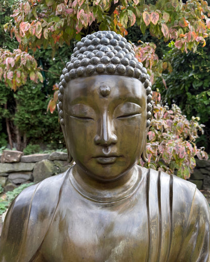 Japanischer Buddha im klassischen Kamakura-Stil mit serenem Gesichtsausdruck