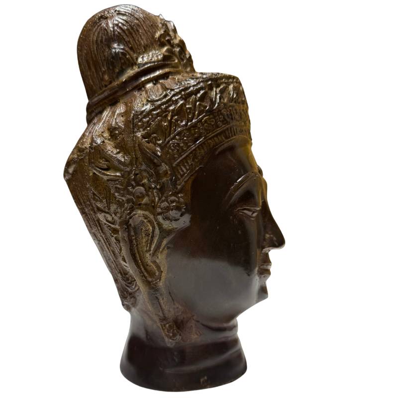 Buddha-Kopf im Khmer-Stil mit friedvollem Ausdruck und spiritueller Bedeutung